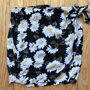 One of a kind daisy wrapped skirt. 90s style.